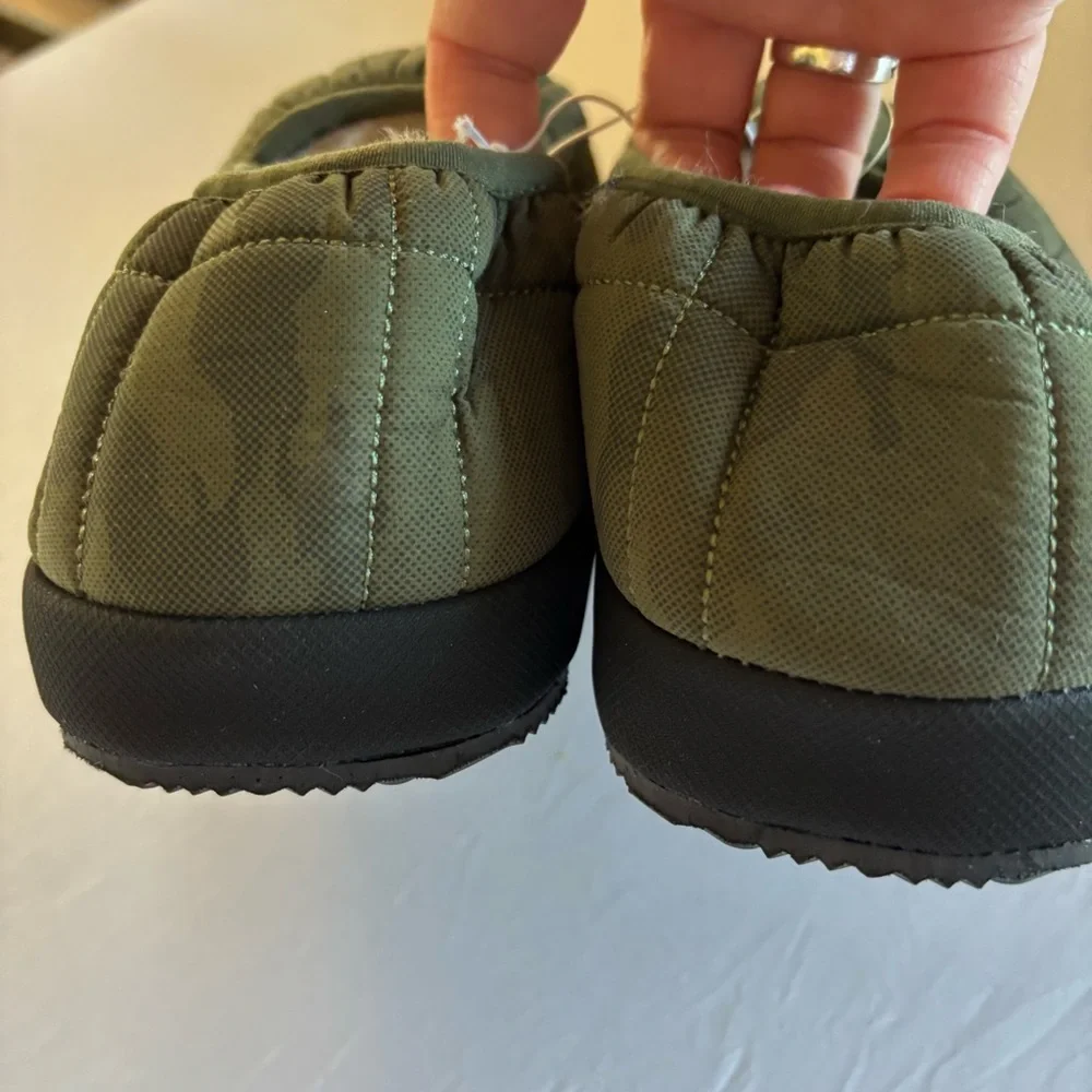 Magellan Outdoors Mens Puffer Slippers Green Camo Indoor Outdoor Size 11 D